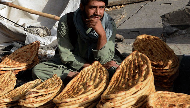 বাসি রুটির টুকরাই বাঁচিয়ে রাখছে আফগানদের
