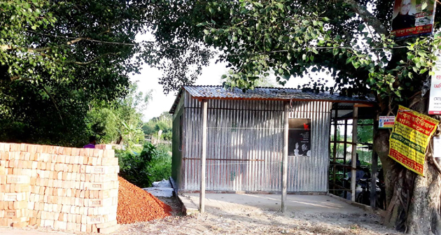 সুজানগরের সরকারি রাস্তা দখল করে দোকান ঘর নির্মাণের অভিযোগ