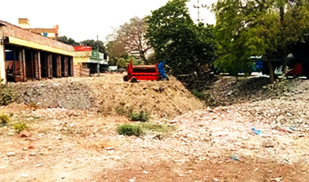 চাঁপাইনবাবগঞ্জে খাল ভরাট করে সওজের জমি দখল