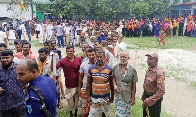 পাবনায় অধিকাংশ ইভিএম বিকল, অভিযোগ প্রার্থীদের