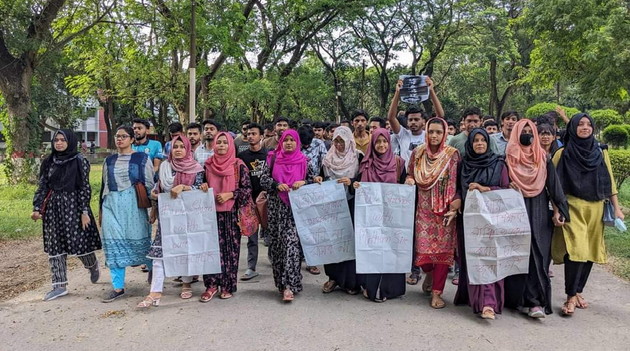 শিক্ষককে লাঞ্চিত করার প্রতিবাদে মানববন্ধন করেছে ইবির ফিন্যান্স বিভাগের শিক্ষার্থীরা