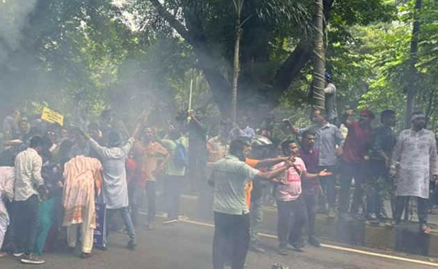 চাকরিতে বয়সসীমা ৩৫ প্রত্যাশীদের ওপর পুলিশের টিয়ারশেল নিক্ষেপ -  Padmatimes24