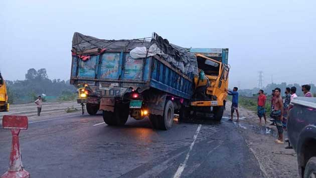 ট্রাক-কাভার্ডভ্যানের মুখোমুখি সংঘর্ষে নিহত ২