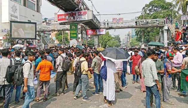 সায়েন্সল্যাব মোড় অবরোধ ৭ কলেজের শিক্ষার্থীদের