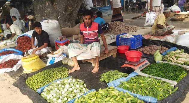 আসছে শীত তবুও চড়া সবজির বাজার