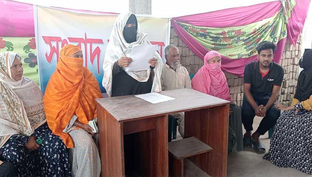 গুরুদাসপুরে স্বামীর পৈত্রিক সম্পত্তি ফিরে পেতে সংবাদ সম্মেলন