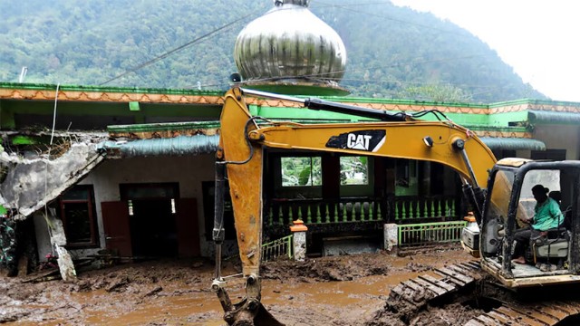 ইন্দোনেশিয়ায় বন্যা-ভূমিধসে নিহত ২৭