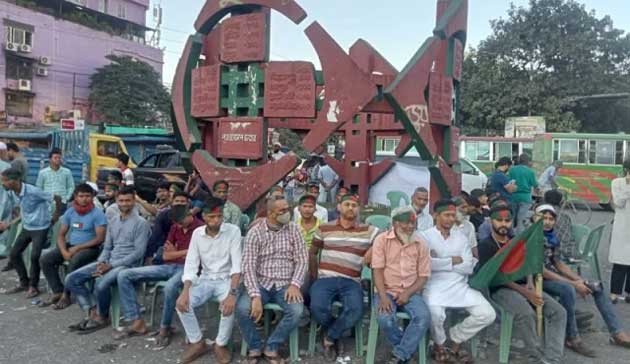 ছাত্র-জনতার দখলে গুলিস্তান-আওয়ামী লীগের কার্যালয়