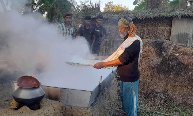 শীতের আগমনী বার্তায় আত্রাইয়ে খেজুর রস সংগ্রহ ও গুড় তৈরিতে ব্যস্ত গাছিরা