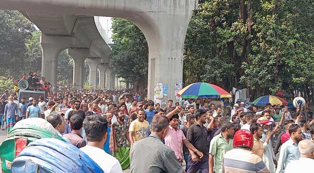 প্রেস ক্লাবে হাজারো ব্যাটারিচালিত রিকশাচালক, যান চলাচল বন্ধ