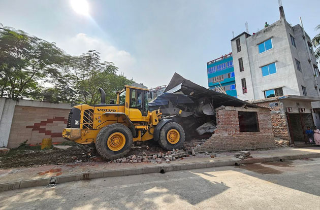 রাজশাহীতে অবৈধ স্থাপনা উচ্ছেদে রাসিকের ভ্রাম্যমান পরিচালিত