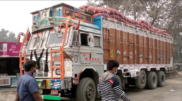 সোনামসজিদ স্থলবন্দর দিয়ে আলু ও পেঁয়াজ আমদানি শুরু