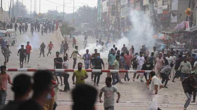 জুরাইনে রিকশাচালকদের সঙ্গে পুলিশের সংঘর্ষ, কাঁদুনে গ্যাস নিক্ষেপ