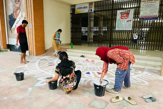 নবীনদের বরণে রঙবেরঙের আলপনায় সেজেছে ইবি