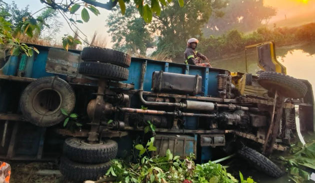 নওগাঁয় সড়ক দু’র্ঘটনায় নি’হত ৩