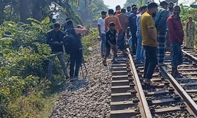 নওগাঁয় ট্রেনে কাটা পড়ে বাবা-মেয়ের মৃত্যু