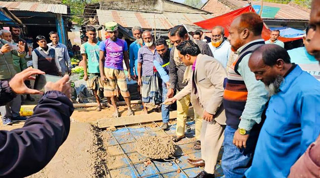 মান্দায় রাস্তার আরসিসি ঢালাই কাজ ইউএনওর পরিদর্শন